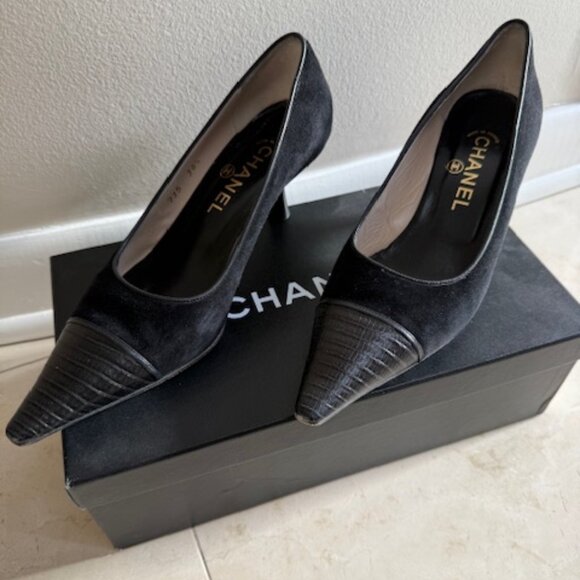 CHANEL BLACK SUEDE SPECTATOR PUMPS SIZE 6 1/2 - Picture 1 of 11